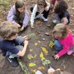 Sortie en forêt à la piste Landart pour les classes de CMB, CE2 et GS.